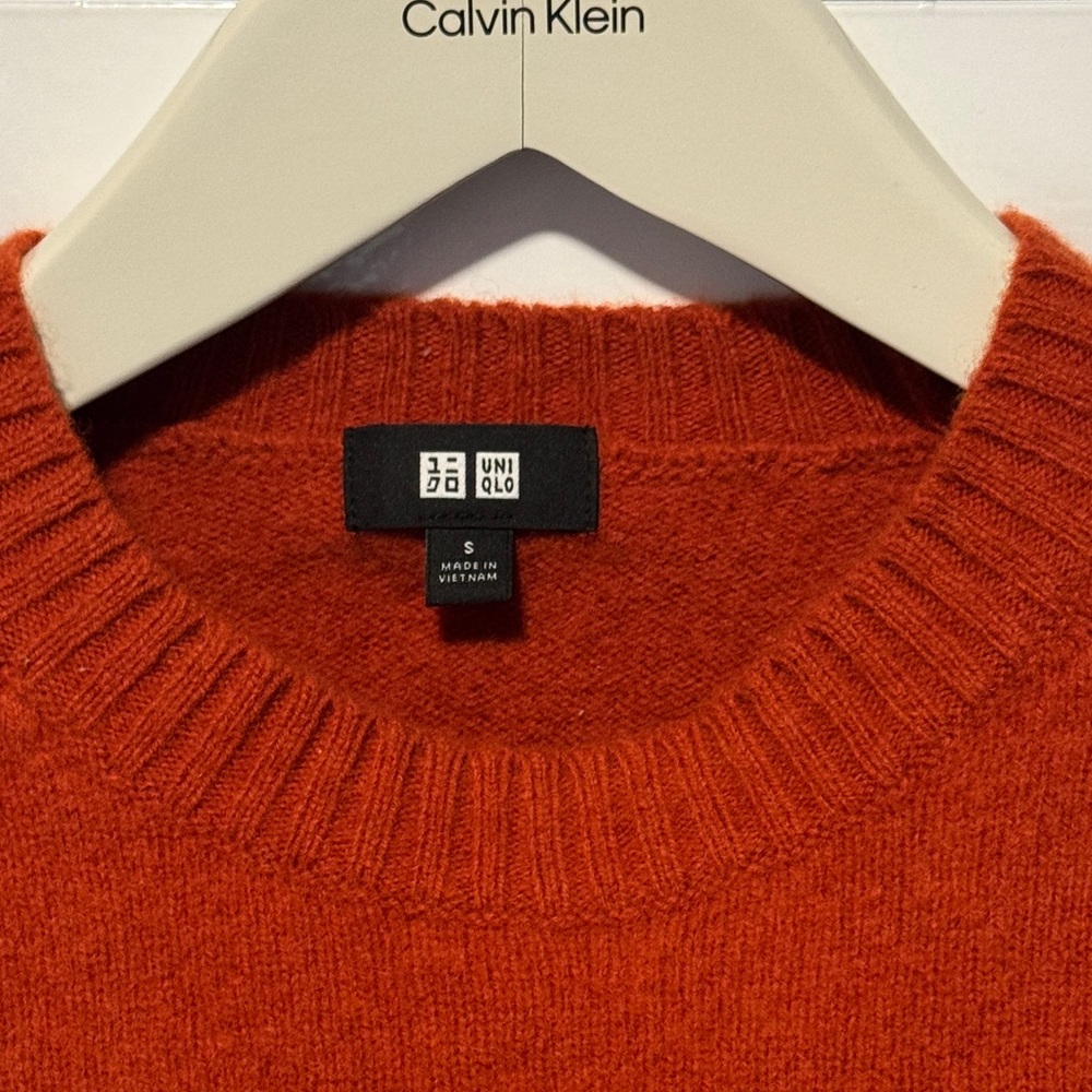 Uniqlo Men's Classic Red Crewneck Sweater - Picture 2 of 3